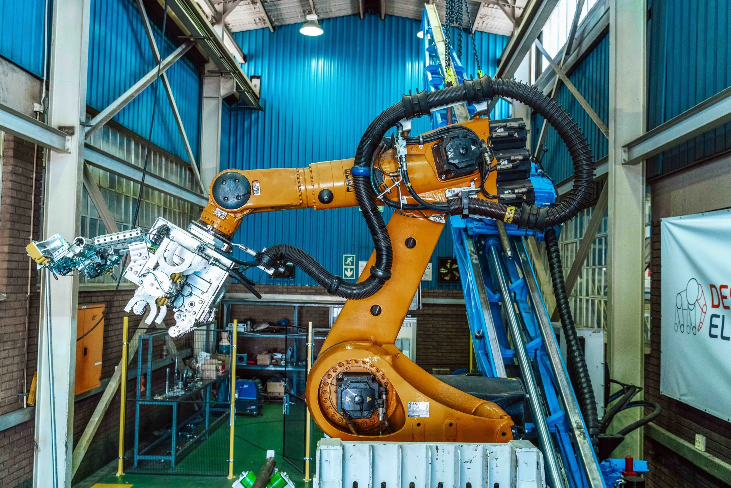 Equipamento de perfuração automatizado montado num braço robótico industrial.